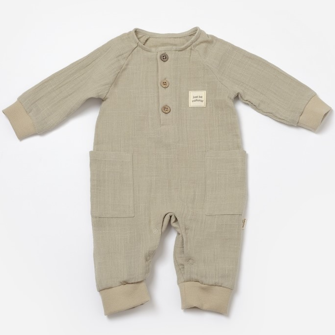 Λινή μακρυμάνικη φόρμα unisex σε φυσικό μπεζ χρώμα με ξύλινα κουμπιά και πρακτικές τσέπες. Φυσική άνεση και κομψότητα για κάθε μέρα! 🌿👶