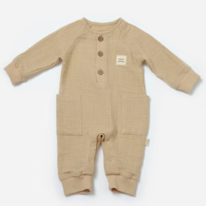 Λινή μακρυμάνικη φόρμα unisex σε μπεζ χρώμα με ξύλινα κουμπιά, τσέπες και λάστιχα στα μανίκια – Nature Bebe.