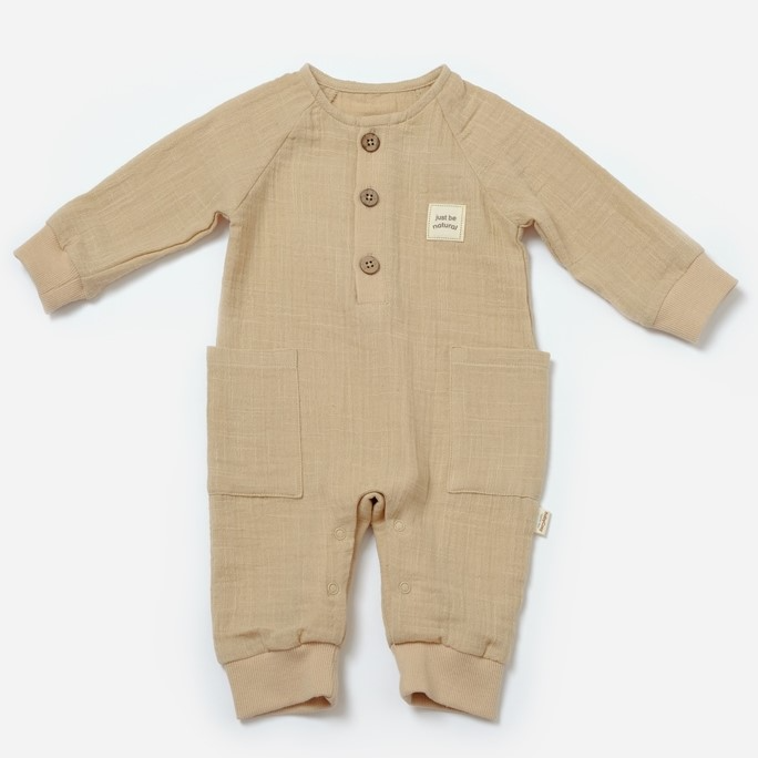 Λινή μακρυμάνικη φόρμα unisex σε μπεζ χρώμα με ξύλινα κουμπιά, τσέπες και λάστιχα στα μανίκια – Nature Bebe.