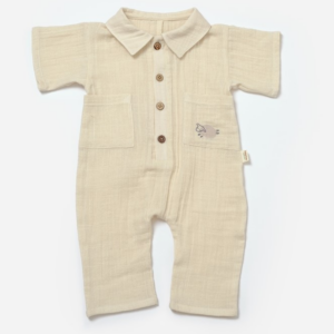 Ολοσωμη λινή φόρμα unisex σε εκρού χρώμα με κοντό μανίκι, ξύλινα κουμπιά και τσέπες – Nature Bebe.