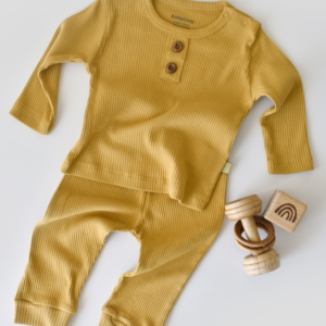 Βρεφικό σετ οργανικό βαμβάκι μουσταρδί με μπλούζα και παντελόνι – Nature Bebe