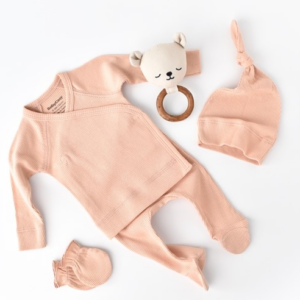 Σετ μαιευτηρίου 4 τεμαχίων από οργανικό βαμβάκι σε ροζ χρώμα με φορμάκι, σκουφάκι και γαντάκια – Nature Bebe.