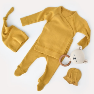 Σετ μαιευτηρίου 4 τεμαχίων από οργανικό βαμβάκι σε κίτρινο χρώμα με φορμάκι, σκουφάκι και γαντάκια – Nature Bebe.