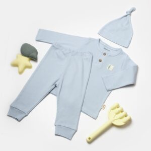 Βρεφικό σετ οργανικό βαμβάκι 3 τεμαχίων γαλάζιο – μπλούζα, παντελόνι και σκουφάκι