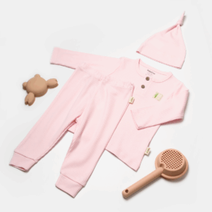 Βρεφικό σετ οργανικό βαμβάκι 3 τεμαχίων ροζ – μπλούζα, παντελόνι και σκουφάκι