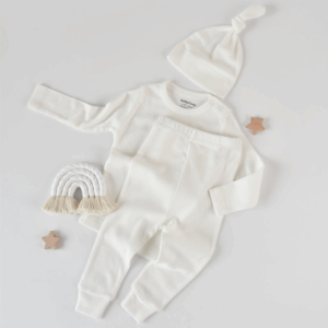 Βρεφικό σετ οργανικό βαμβάκι 3 τεμαχίων λευκό – κορμάκι, παντελόνι, σκουφάκι unisex