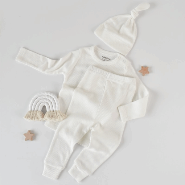 Βρεφικό σετ οργανικό βαμβάκι 3 τεμαχίων λευκό – κορμάκι, παντελόνι, σκουφάκι unisex