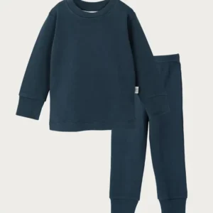 Σετ ρούχων από οργανικό βαμβάκι σε βαθύ ναυτικό μπλε, απαλό και άνετο.