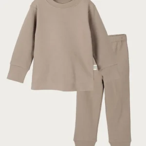 Σετ ρούχων από οργανικό βαμβάκι σε καφέ ανοικτό απαλό και άνετο.