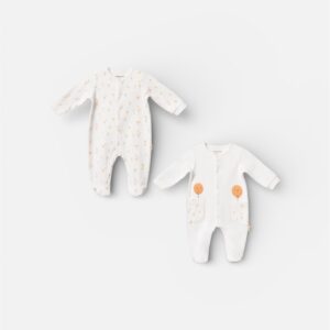 Ολόσωμο βρεφικό φορμάκι  ιδανικό για αγόρι και κορίτσι. Διαθέτει κλειστά ποδαράκια για επιπλέον ζεστασιά και άνεση, προσφέροντας σταθερή εφαρμογή όλη μέρα και νύχτα. Ο υπέροχος συνδυασμός απαλού κρεμ με ζωηρές πορτοκαλί λεπτομέρειες χαρίζει φωτεινή και χαρούμενη εμφάνιση. Κατασκευασμένο από απαλό, φιλικό προς το βρεφικό δέρμα βαμβακερό  βιολογικό ύφασμα, επιτρέπει στο σώμα να αναπνέει και χαρίζει ελευθερία κινήσεων. Κλείσιμο πρακτικό  για εύκολη αλλαγή πάνας. Ιδανικό για καθημερινή χρήση αλλά και για δώρο σε νεογέννητο. Διατίθεται σε μεγέθη 0-3 και 3-6 μηνών..