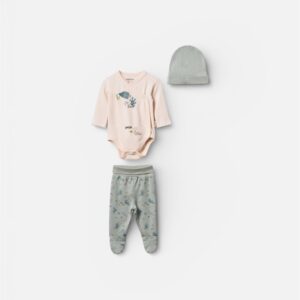 Γλυκό και δροσερό σετ μαιευτηρίου 3 τεμαχίων σε απόχρωση μέντας με χαριτωμένα ζωάκια βυθού. Ιδανικό για τις πρώτες ημέρες στο μαιευτήριο αλλά και για τις πρώτες βόλτες του μωρού. Το σετ περιλαμβάνει: Ολόσωμο φορμάκι με κλειστά ποδαράκια Μπλουζάκι Καπελάκι Κατασκευασμένο από απαλό βιολογικό βαμβακερό ύφασμα, φιλικό προς το ευαίσθητο βρεφικό δέρμα, προσφέρει άνεση και ελευθερία κινήσεων. Το πρακτικό κλείσιμο διευκολύνει την αλλαγή πάνας, ενώ το χαρούμενο θέμα βυθού χαρίζει παιχνιδιάρικη διάθεση. Ιδανική επιλογή για αγοράκι ή κοριτσάκι και υπέροχη πρόταση δώρου γέννησης.