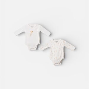 Σετ βρεφικό φορμάκι - παντελονάκι ιδανικό για αγόρι και κορίτσι. Διαθέτει κλειστά ποδαράκια για επιπλέον ζεστασιά και άνεση, προσφέροντας σταθερή εφαρμογή όλη μέρα και νύχτα. Κατασκευασμένο από απαλό, φιλικό προς το βρεφικό δέρμα από βιολογικό βαμβάκι επιτρέπει στο σώμα να αναπνέει και χαρίζει ελευθερία κινήσεων. Κλείσιμο πρακτικό για εύκολη αλλαγή πάνας. Ιδανικό για καθημερινή χρήση αλλά και για δώρο σε νεογέννητο. Διατίθεται σε μεγέθη έως 6 μηνών.