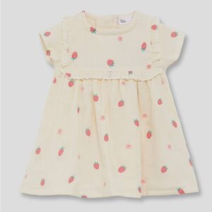 Γλυκό και παιχνιδιάρικο παιδικό φορεματάκι σε παστέλ κίτρινη απόχρωση με χαριτωμένα σχέδια φραουλίτσες. Ιδανικό για καλοκαιρινές εμφανίσεις, συνδυάζει άνεση και στυλ για κάθε μικρή fashionista.