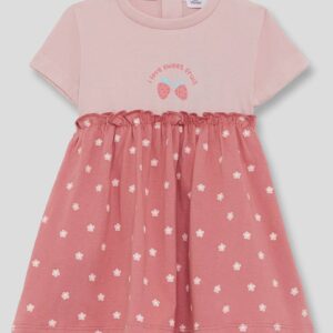 Παιδικό ροζ φορεματάκι με μικρά λουλουδάκια, απλωμένο σε ΡΟΖ φόντο, με απαλή υφή υφάσματος που δείχνει την ποιότητα και τη λεπτομέρεια του σχεδίου.