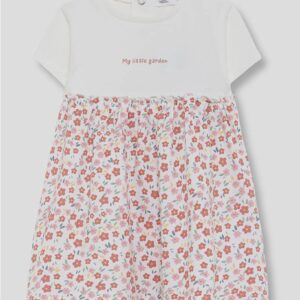 Λευκό φλοράλ φόρεμα με ροζ λουλουδάκια από υποαλλεργικά νήματα, ιδανικό για κομψές και άνετες εμφανίσεις.