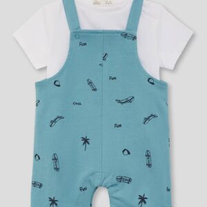 Αγορίστικη σαλοπέτα σε πετρόλ χρώμα με μικρά σχέδια, συνδυασμένη με λευκό μπλουζάκι, τοποθετημένα σε φωτεινό φόντο που αναδεικνύει το σετ.