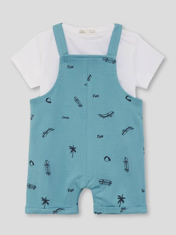 Αγορίστικη σαλοπέτα σε πετρόλ χρώμα με μικρά σχέδια, συνδυασμένη με λευκό μπλουζάκι, τοποθετημένα σε φωτεινό φόντο που αναδεικνύει το σετ.