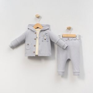 Υπέροχο σιέλ σετάκι 3 τεμαχίων για βρέφη ηλικίας 6 έως 12 μηνών, που συνδυάζει άνεση και στυλ σε κάθε εμφάνιση.