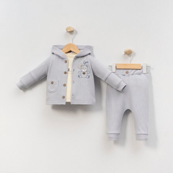 Υπέροχο σιέλ σετάκι 3 τεμαχίων για βρέφη ηλικίας 6 έως 12 μηνών, που συνδυάζει άνεση και στυλ σε κάθε εμφάνιση.