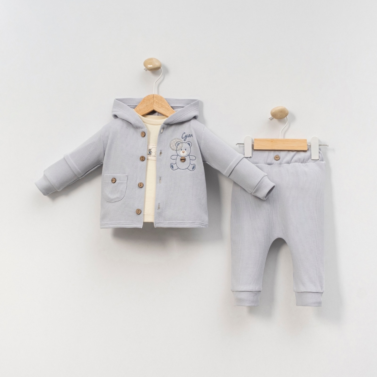 Υπέροχο σιέλ σετάκι 3 τεμαχίων για βρέφη ηλικίας 6 έως 12 μηνών, που συνδυάζει άνεση και στυλ σε κάθε εμφάνιση.