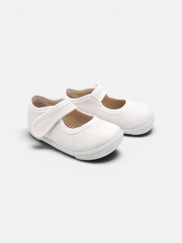 Παιδικά barefoot πεδιλάκια από την ισπανική εταιρεία CALZADOS FERNANDEZ ALONSO SL, σχεδιασμένα για φυσική κίνηση και απόλυτη άνεση στο παιδικό πόδι.